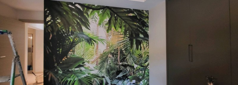 Pose de papier peint panoramique dans un appartement à Monaco 