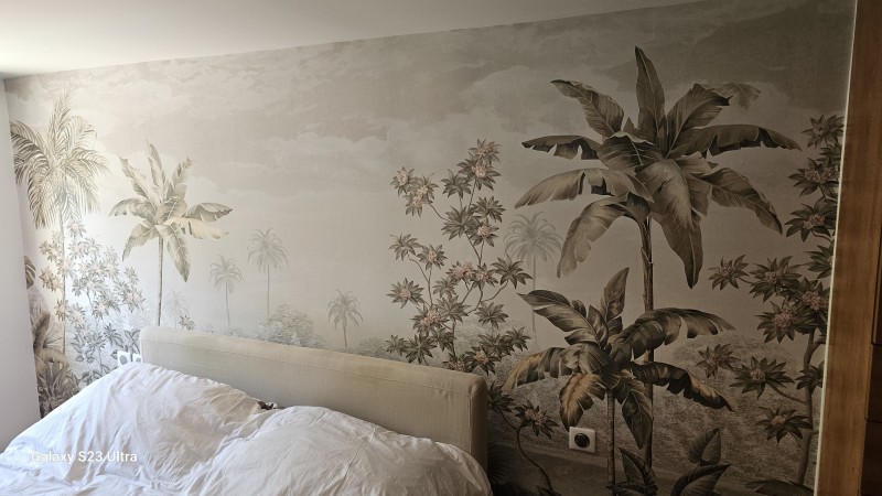 Pose de papier peint panoramique sur une tête de lit au Cap d'Antibes